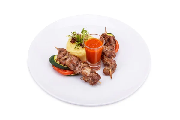 Мясо на гриле и овощи с соусом — стоковое фото