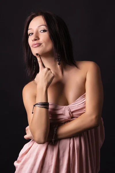 Sexy bruneta žena pózuje v šatech — Stock fotografie