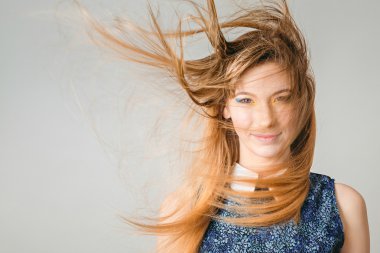 saç çırpınan ile sarışın kız portresi