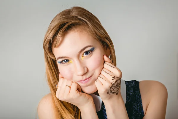 Portrait of a beautiful female model — Stock Photo, Image