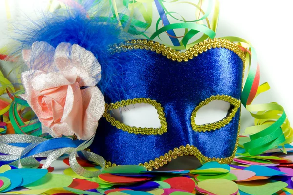 Karnaval maskesi konfeti ve flamalar