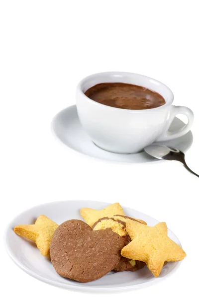 Geassorteerde cookies op witte dessert plaat en kop warme chocolademelk — Stockfoto