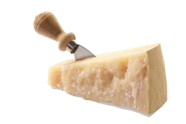 Parmesan peyniri beyaz arkaplanda izole edilmiş.