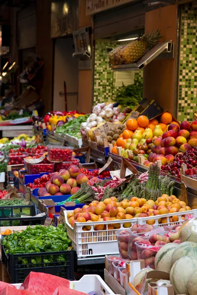 Ovoce a zeleniny stojí v pouliční trh — Stock fotografie