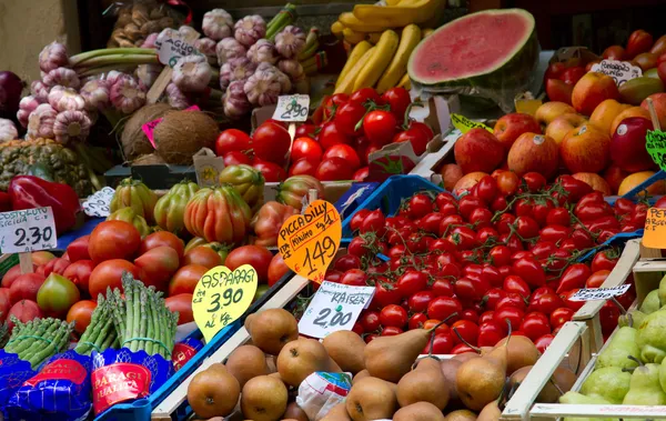 Stand de frutas e legumes no mercado de rua — Fotografia de Stock