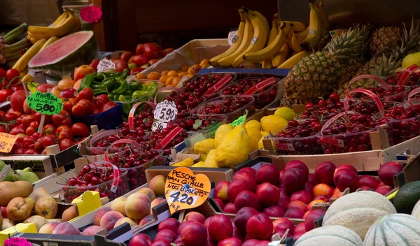 Stand de frutas e legumes no mercado de rua — Fotografia de Stock