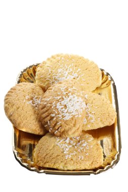 tipik emilian kek shortcrust pasta beyaz zemin üzerine altın bir tepsi dolma