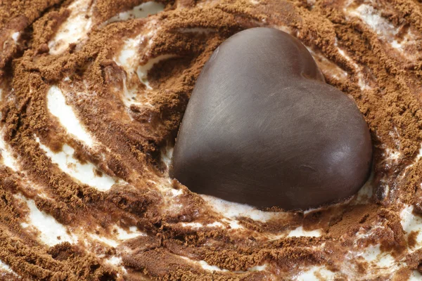 Cuore di cioccolato sulla torta gelato con panna e cacao — Foto Stock