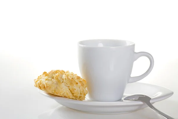 전형적인 emilian 쿠키와 아몬드 커피 한잔 옆에 있는 붙여넣기 — 스톡 사진