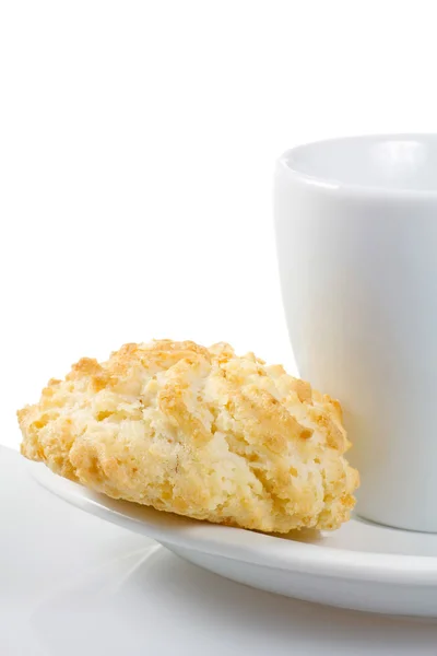 Typische emilian cookies met amandel plakken naast een koffiekopje — Stockfoto