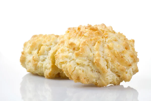 Biscuits typiques émiliens avec de la pâte d'amande sur fond blanc — Photo