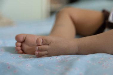 Yakın plan, sevimli bebek ya da bebek geceleri yatakta uyuyor. Tatlı rüyalar, yatak odası fotokopi uzayı.