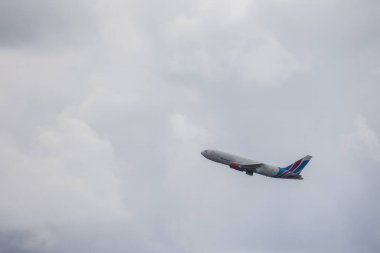 Ticari uçaklar havalandı.