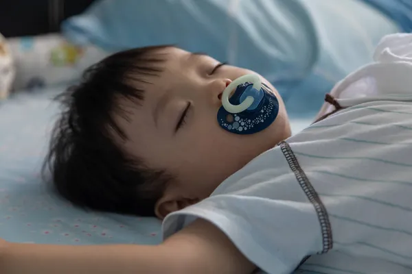 Close Adorável Bonito Criança Bebê Dormindo Cama Noite Doce Sonho — Fotografia de Stock