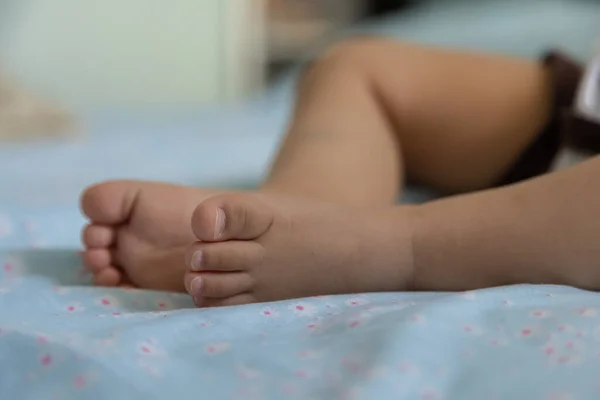Närbild Bedårande Söt Småbarn Eller Baby Sova Sängen Natten Söt — Stockfoto