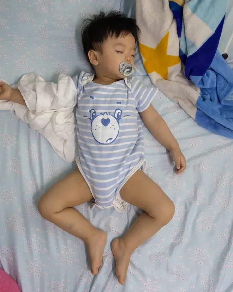 Primer Plano Adorable Lindo Niño Bebé Durmiendo Cama Por Noche — Foto de Stock