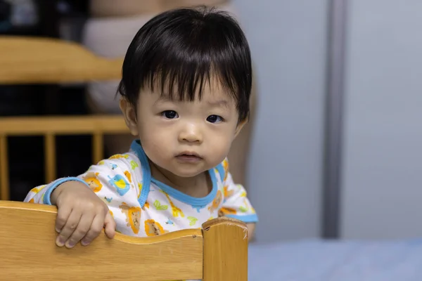 Αξιολάτρευτο Και Ευτυχισμένο Παιδί Κινεζάκι Χαλαρώνει Στο Κρεβάτι — Φωτογραφία Αρχείου