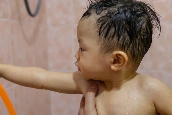 Szczęśliwy Rok Stary Azji Chiński Chłopiec Szczęśliwy Podczas Kąpieli — Zdjęcie stockowe