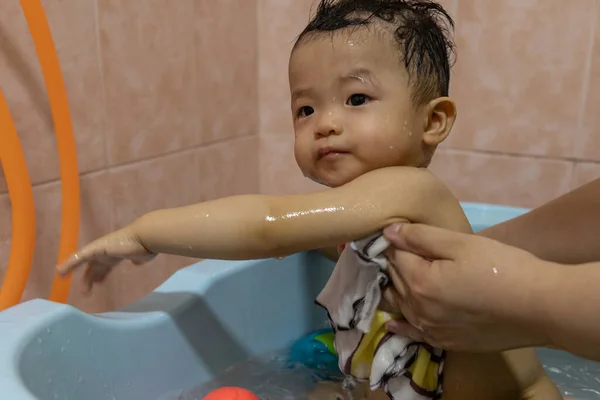 Happy Years Old Asian Boy Happy Bathing — стоковое фото