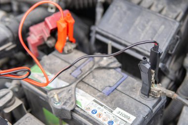 Seçici odak aracı elektrik kablolarıyla şarj ediyor