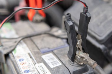 Seçici odak aracı elektrik kablolarıyla şarj ediyor