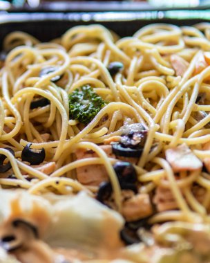 Lezzetli spagetti aglio olio 'nun yakın çekimi.