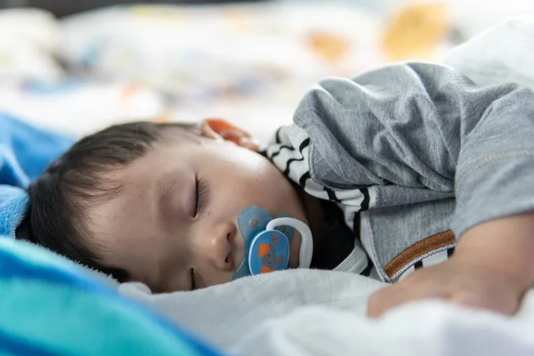 Κοντινό Πλάνο Αξιολάτρευτο Χαριτωμένο Νήπιο Μωρό Κοιμάται Στο Κρεβάτι Βράδυ — Φωτογραφία Αρχείου