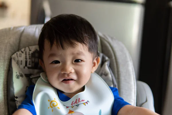 Adorável Alegre Feliz Ano Chinês Bebê Menino Ter Comida Enquanto — Fotografia de Stock