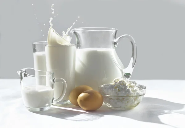 Paar schotels met melk en twee eieren — Stockfoto