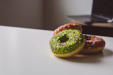 Çörek yiyen güzel bir kızın portresini yakından çek.