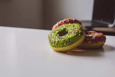 Çörek yiyen güzel bir kızın portresini yakından çek.