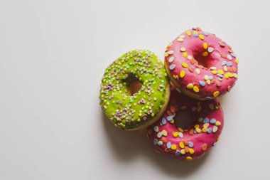 Çörek yiyen güzel bir kızın portresini yakından çek.