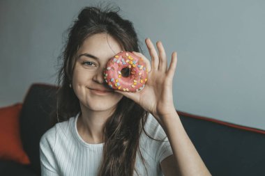 Çörek yiyen güzel bir kızın portresini yakından çek.