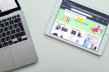 Palo Alto, ABD - 20 Nisan 2022: Çevrimiçi alışveriş servisi Amazon ekranda. iPad Iphone Macbook Apple tarafından yaratıldı ve geliştirildi..