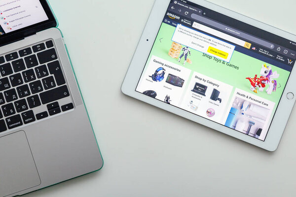 Пало-Альто, США - 20 апреля 2022 года: онлайн-сервис покупок Amazon на экране. iPad Iphone Macbook был создан и разработан компанией Apple inc.