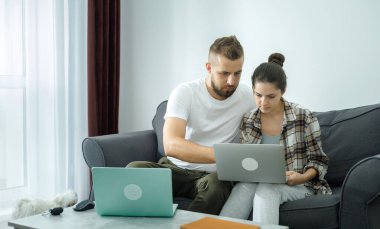 Dizüstü bilgisayar kullanan bir çiftin ön görüntüsü. İletişim çevrimiçi. Modern çalışma. Yeşil ekran. Nesil Z. Millennials