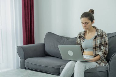 Laptop kullanan bir kızın yan görüntüsü. Boş zamanlarında. İnternetten öğreniyorum. Ağ iletişimi.