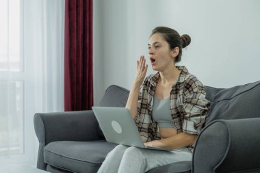 Laptop kullanan bir kızın yakın çekimi. Boş zamanlarında. İnternetten öğreniyorum. Ağ iletişimi.