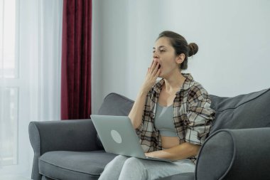 Laptop kullanan bir kızın yakın çekimi. Boş zamanlarında. İnternetten öğreniyorum. Ağ iletişimi.