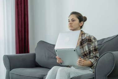 Güzel, gülümseyen kız. İnternetten alışveriş. Milenyum. Bilgisayarda çalışan kız.,