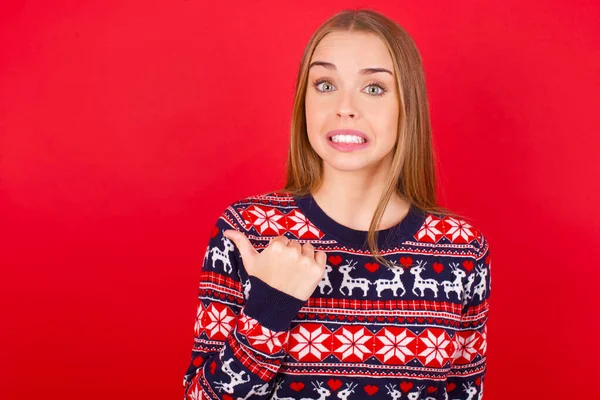 Krásná Mladá Běloška Vánočním Svetru Ukazující Ukazováčkem Stranou Ukazující Kopírovacím — Stock fotografie