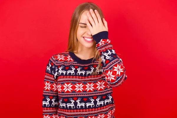 Joven Chica Caucásica Vistiendo Jersey Navideño Cubriendo Ojo Con Mano —  Fotos de Stock