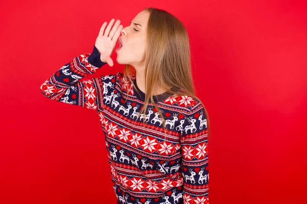 Joven Chica Caucásica Usando Suéter Navidad Gritando Gritando Fuerte Lado —  Fotos de Stock