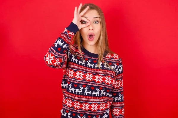 Kafkasyalı Genç Bir Kız Noel Süveteri Giyiyor Şaşırmış Yüz Ifadesiyle — Stok fotoğraf