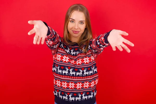 Junges Kaukasisches Mädchen Weihnachtspullover Das Lächelnd Mit Offenen Armen Die — Stockfoto