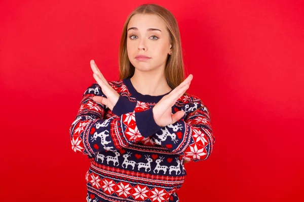 Junge Kaukasische Mädchen Tragen Weihnachtspullover Auf Rotem Hintergrund Ablehnung Ausdruck — Stockfoto