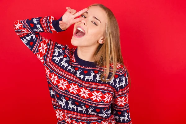 Joven Chica Caucásica Usando Suéteres Navidad Sobre Fondo Rojo Haciendo —  Fotos de Stock