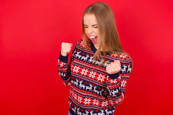Νεαρό Καυκάσιο Κορίτσι Φορώντας Πουλόβερ Χριστουγέννων Κόκκινο Φόντο Πολύ Χαρούμενος — Φωτογραφία Αρχείου