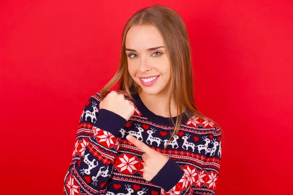 Joven Chica Caucásica Vistiendo Suéteres Navidad Sobre Fondo Rojo Prisa —  Fotos de Stock