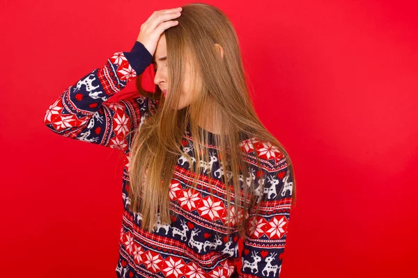 Ein Sehr Aufgeregtes Und Einsames Junges Kaukasisches Mädchen Trägt Weihnachtspullover — Stockfoto
